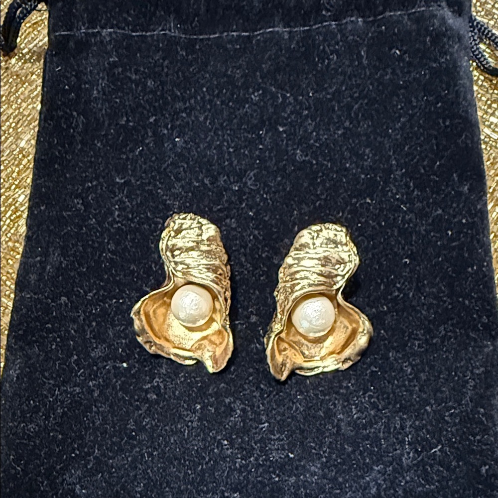 Tory Burch Elegant Gold Oyster Pearl Clip-on Earrings